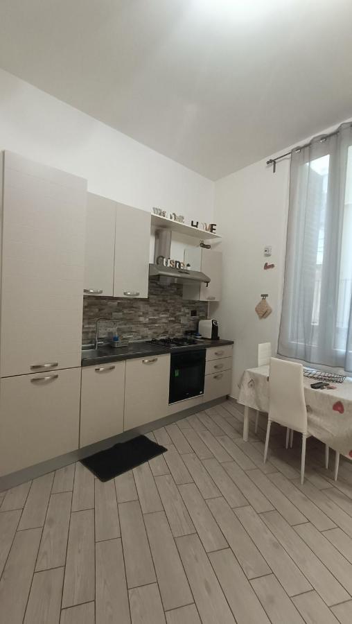 Il Filo Di Claudia Apartment Savona Bagian luar foto