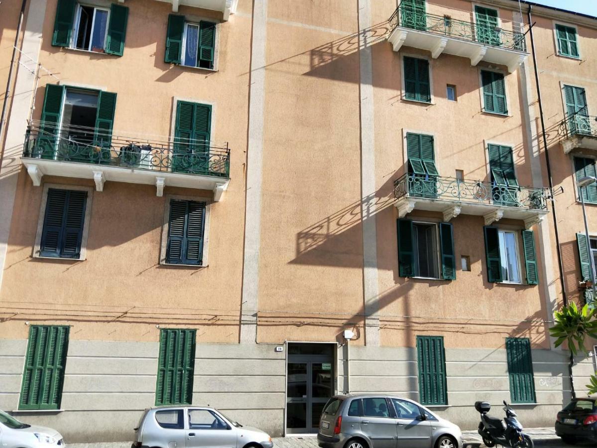Il Filo Di Claudia Apartment Savona Bagian luar foto