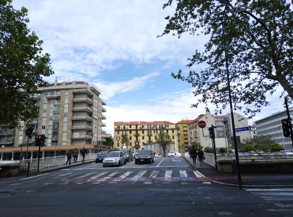 Il Filo Di Claudia Apartment Savona Bagian luar foto